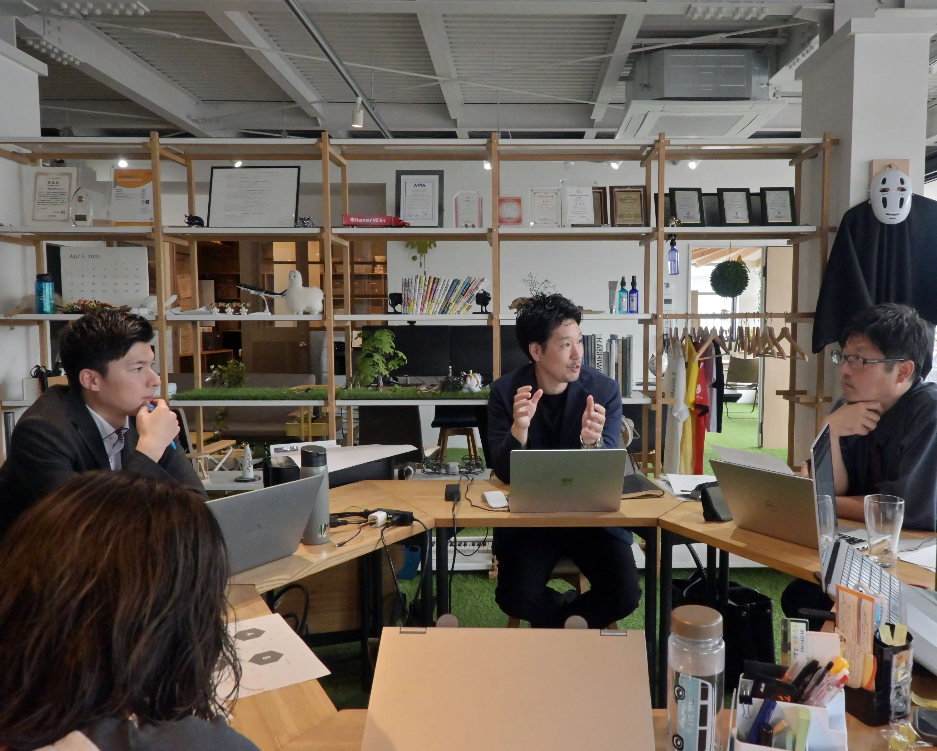 岡崎市、豊橋市の保険代理店、株式会社クワイエット(Quiet)のオフィスでの会議風景