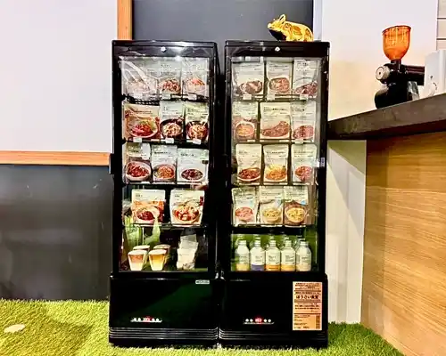 岡崎市、豊橋市の保険代理店、株式会社クワイエットのぼうさい食堂の冷蔵庫に並んだ食材の画像