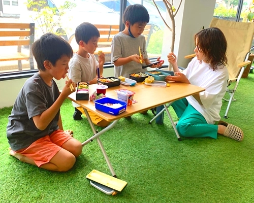 岡崎市、豊橋市の保険代理店、株式会社クワイエットのオフィスで子どもと一緒に仕事をする女性