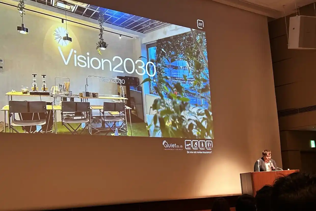 株式会社クワイエットが活躍している保険代理店業界の企業ビルが立ち並んでいる風景