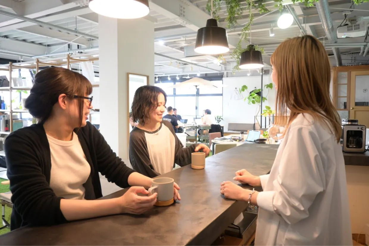 岡崎市、豊橋市の保険代理店、株式会社クワイエットの社内で会議をしている様子