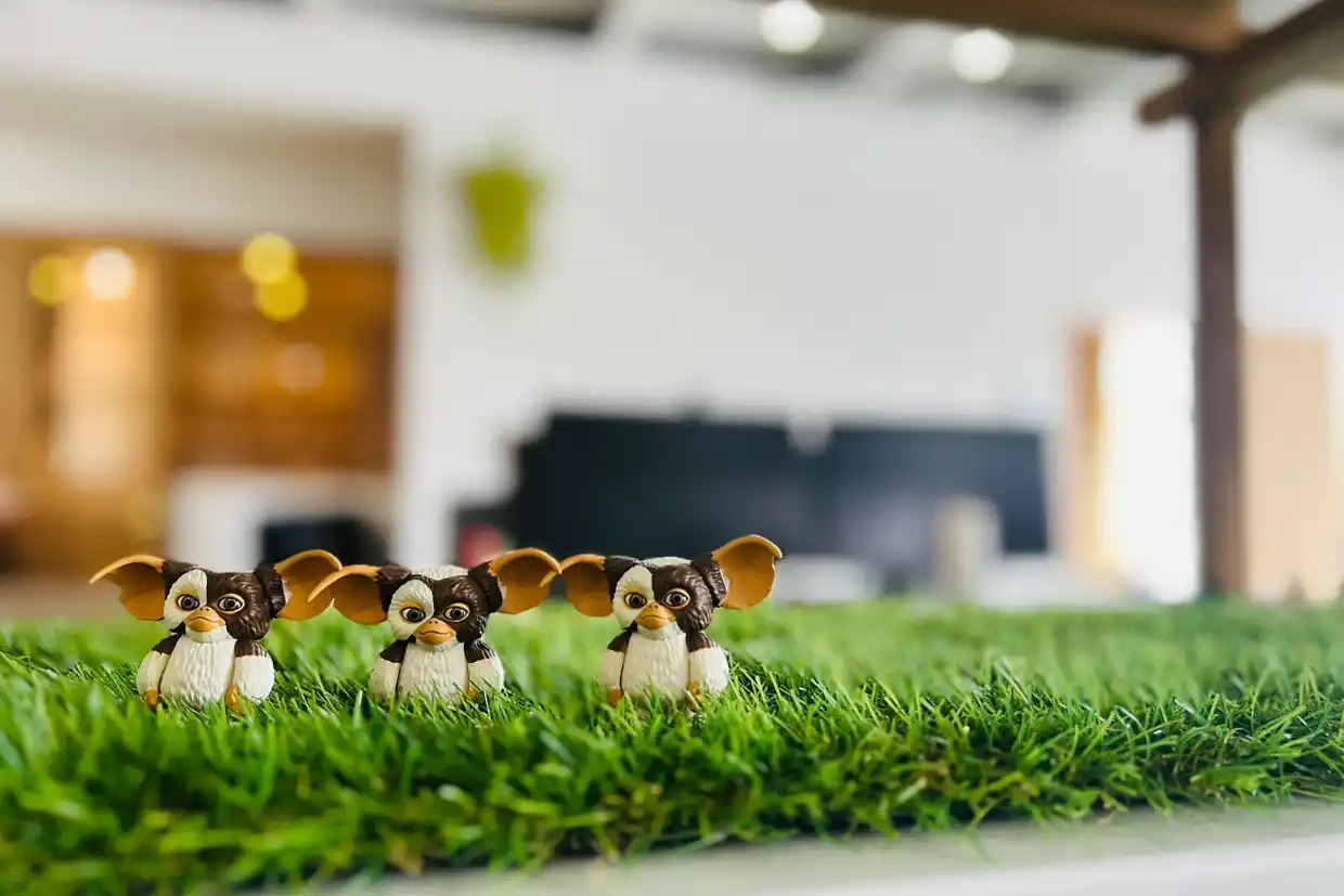 岡崎市、豊橋市の保険代理店、株式会社クワイエットの社内で会議をしている様子