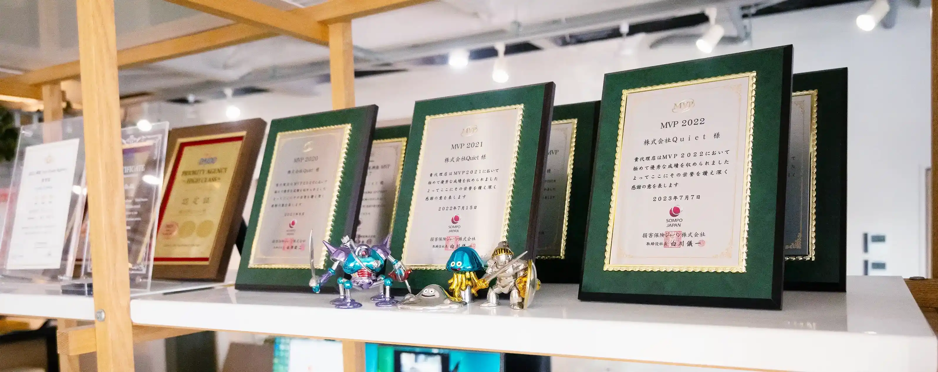 岡崎市、豊橋市の保険代理店、株式会社クワイエットの社内で会議をしている様子