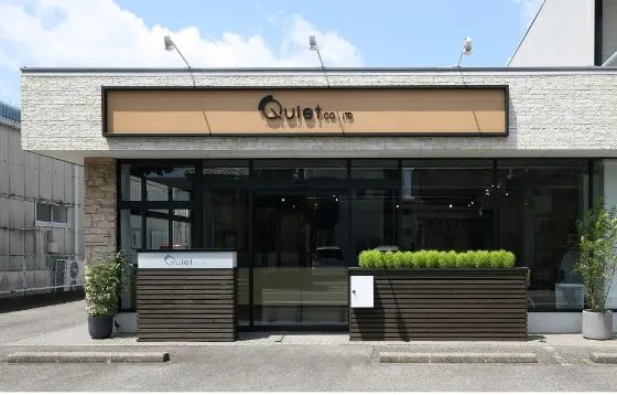 岡崎市、豊橋市の保険代理店、株式会社クワイエットの豊富な実績と提案力のイメージを都市の風景で表現している