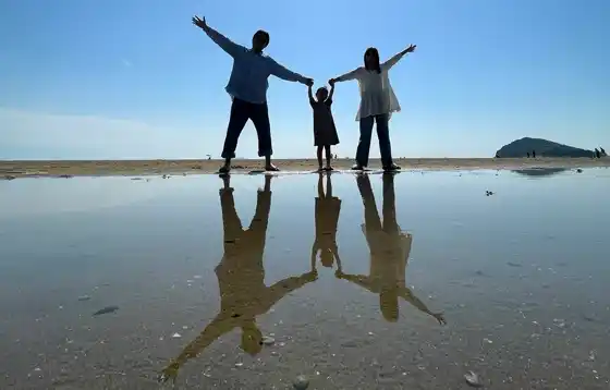 岡崎市、豊橋市の保険代理店、株式会社クワイエットで扱う生命保険をイメージさせる親子の画像